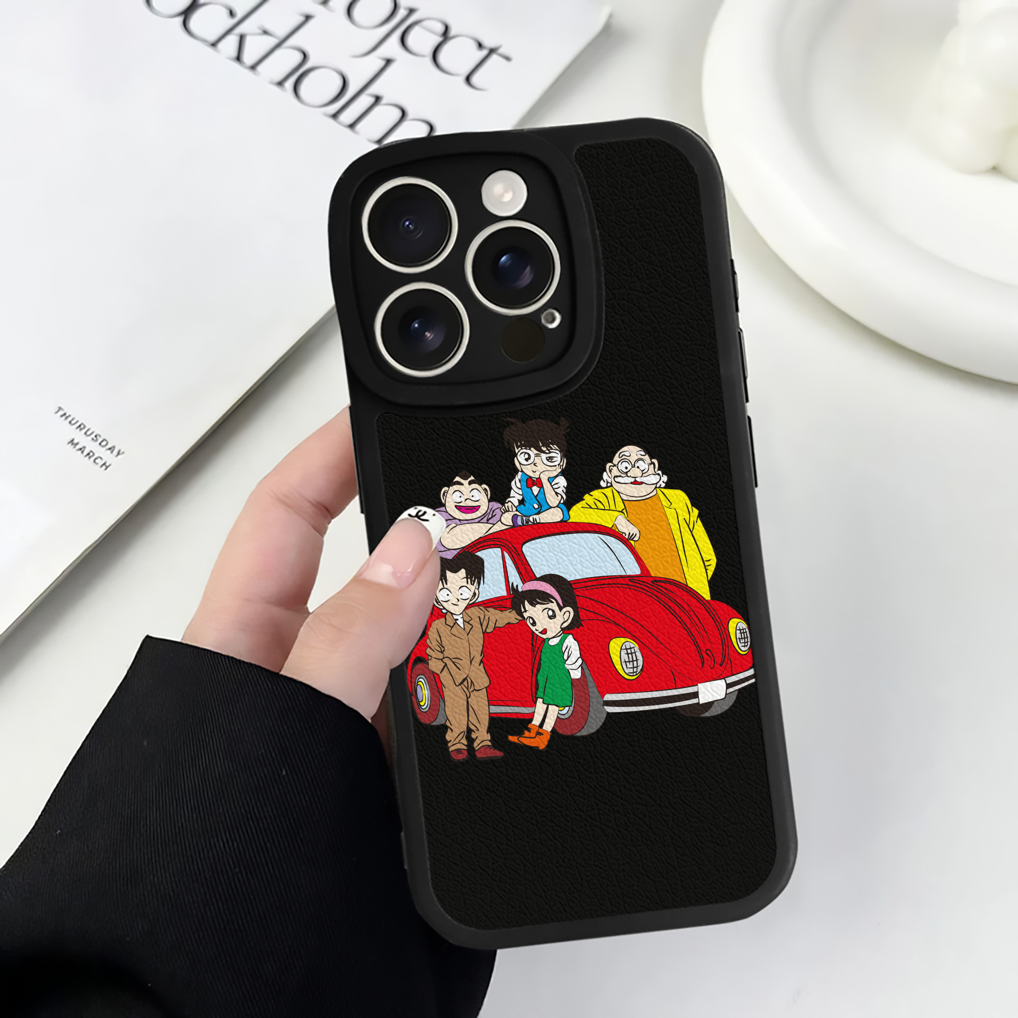 （画像用） 名探偵コナン Detective Conan 【iPhone 16シリーズ対応】シリコンスマホケース（レザー調） 材質：シリコン